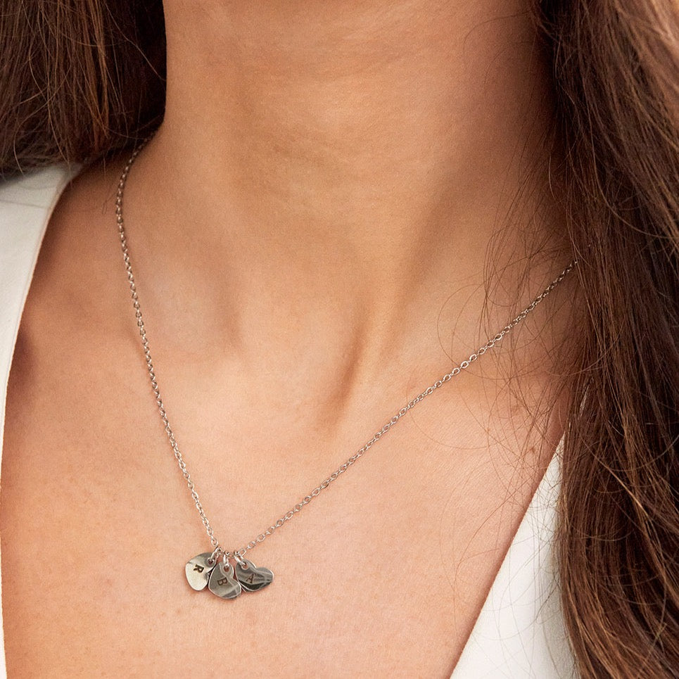 Introducing our Engraved Multi Heart Necklace from our Personalised Collection! Initials can only be engraved onto this piece. Please leave your engraving for your item in the note section in your basket. Personalised Jewellery is non-returnable. All of our pieces are laser engraved- this means it will not fade over time! Chain Length- 45cm Both Sides can be engraved. Available in Gold & Silver. Material: Stainless Steel