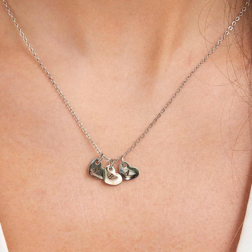 Introducing our Engraved Multi Heart Necklace from our Personalised Collection! Initials can only be engraved onto this piece. Please leave your engraving for your item in the note section in your basket. Personalised Jewellery is non-returnable. All of our pieces are laser engraved- this means it will not fade over time! Chain Length- 45cm Both Sides can be engraved. Available in Gold & Silver. Material: Stainless Steel
