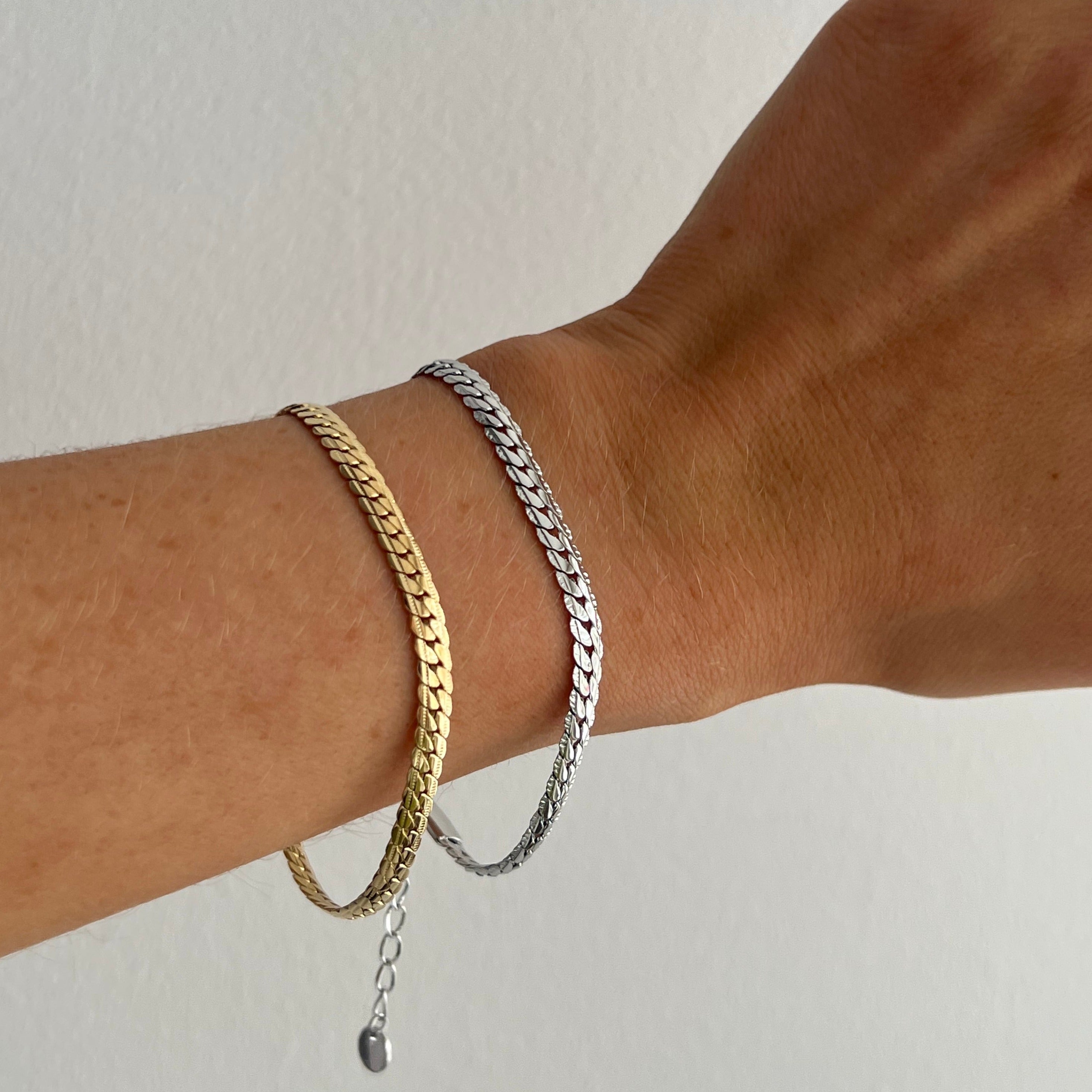 Introducing our Cable Dainty Bracelet. High Quality Stainless Steel. Tarnish Free Waterproof 19cm & adjustable.