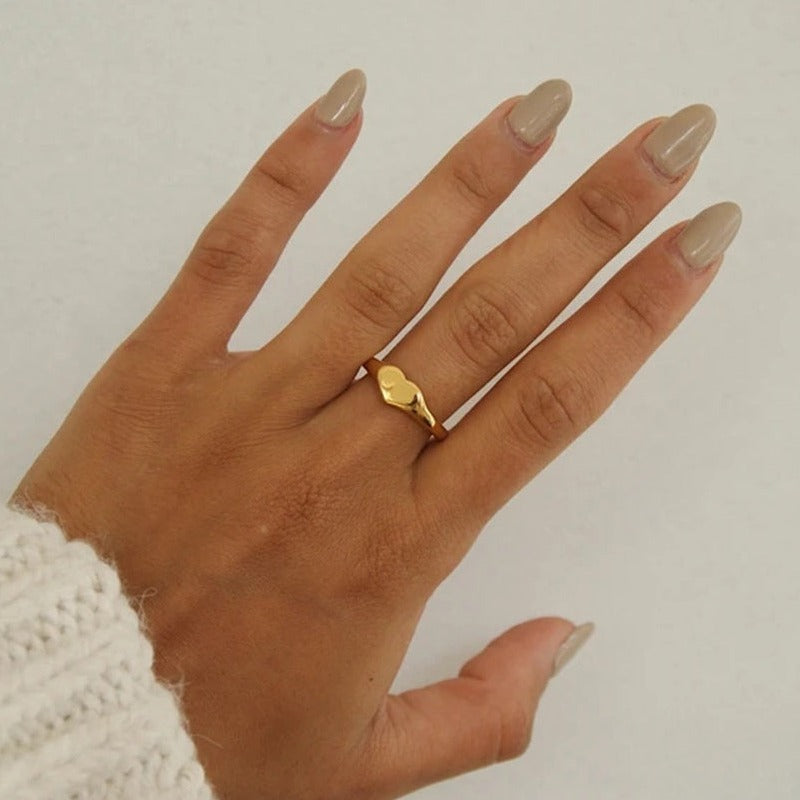 Dainty Heart Signet Ring. Material: Stainless Steel.